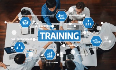 Üst düzey ofis çalışanları ofis odasında el ele tutuşarak iş sinerjisini ve iş yerindeki güçlü üretken takım çalışmasını sembolize ediyor. İş çalışanları arasındaki işbirliği ve birlik. İhtiyatlı Dostluk