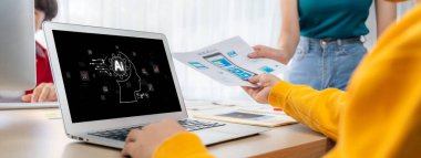 Yapay zeka teknolojisini çalıştırmak için komut mühendisi ve kullanıcı kolaylığı için üretici yapay zeka yardımcı araçları insanların yapay zeka hareketini teşvik ederek üretken yapay zeka fonksiyonları ile çalışmasına yardımcı olur