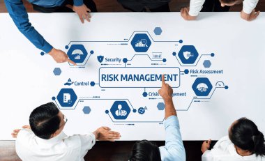 Çeşitli profesyoneller bir risk yönetimi stratejisi üzerinde işbirliği yaparak, dinamik bir çalışma alanında güvenlik, değerlendirme ve kontrol gibi önemli unsurları analiz ederler. Dostluk
