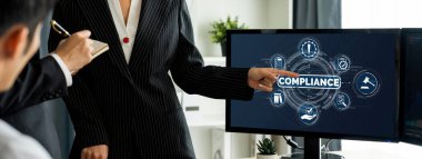 Kaliteli standartları karşılamak için çevrimiçi şirket işleri için uyum sistemi