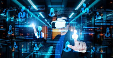 İş adamı güvenlik sistemi hologramını işaret ediyor ve veri merkezinde duruyor. Yetenekli proje yöneticisi kimlik kontrolü ve ağ güvenliğine erişiyor. Teknoloji yeniliği. Yaratıcılık.