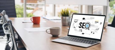 Model e-ticaret için SEO arama motoru optimizasyonu ve bilgisayar ekranında gösterilen çevrimiçi perakende işi