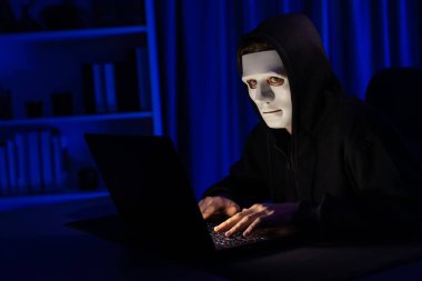 Beyaz suçlu anonim maskesi kodlama şifrelemesi yüklüyor. Programlama ile güvensiz mahremiyet sağlamaya çalışıyor. Bilgisayardan fidye için büyük bir veritabanı almaya çalışıyor. Bireysel.