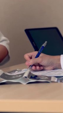 Mutlu hamile kadın, jinekolog doktoru hastanede ya da klinikte hamilelik danışmanlığı için ziyaret ediyor. Doktor, bebek ve anne sağlığı kontrolü için hamile karnı muayene ediyor. Jinekoloji konsepti.