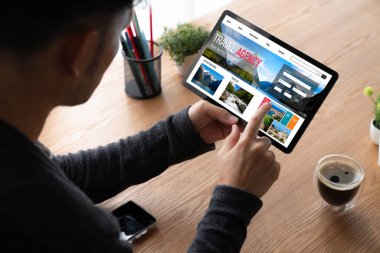 Model arama ve seyahat planlama için internet sitesi uçuş, otel ve tur rezervasyonları için anlaşma ve paket sunuyor