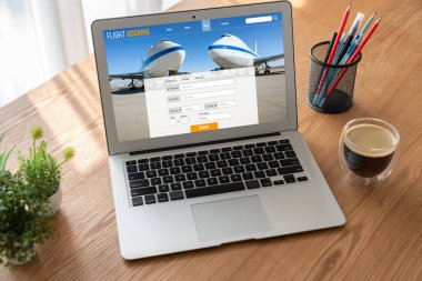 Online uçuş rezervasyon sitesi mod rezervasyon sistemi sağlar. Seyahat teknolojisi kavramı .