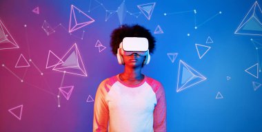 VR gözlüklü Afrikalı kız mavi ve pembe arka planda duruyor ve yüzen geometrik şekle bakıyor. Heyecanlı insan görsel gerçeklik dünyasına giriyor. Teknoloji yeniliği. Yaratıcılık.