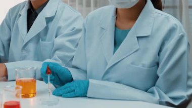 Bilimsel uzmanlığa, laboratuvar ekipmanlarına ve yenilikçi tıbbi biyoteknoloji yazılımına sahip laboratuvar sağlık araştırma ekibi yeni ilaçlar araştırıyor, tedavi geliştiriyor. Ağır çekim. Katı.