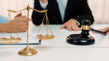 Avukat, hukuk bürosunda pazarlık yoluyla iş anlaşmazlığını çözmek için iki taraf arasında uzlaşma teklif ediyor. Yasal arabuluculuk ve çatışma çözme servisi. Ağır çekim. Katı.