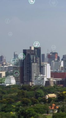 Çevre kirliliğini azaltmak ve ESG hedeflerine ulaşmak için temiz enerji, geri dönüşüm ve sıfır atık yönetimi yoluyla sürdürülebilir değişim kavramına doğru kayan yeşil şehir teknolojisi .