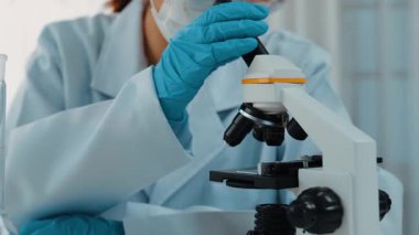 Laboratuvar araştırmacısı yeni bir ilaç geliştirir ya da tedavi eder. Laboratuvar tüpünde renkli kimyasal sıvı kullanır. Mikrobiyoloji uzmanlığı ve laboratuvar ekipmanları ile sağlık hizmetlerinin teknolojik gelişimi. Katı.