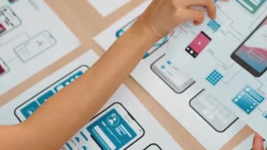 Mobil uygulama ya da web sitesi için kullanıcı arayüzü prototipi planlayan şirket çalışanlarının panorama videosu. UX UI tasarım beyin fırtınası kullanıcı dostu arayüz planı tasarlıyor. Sinerjik