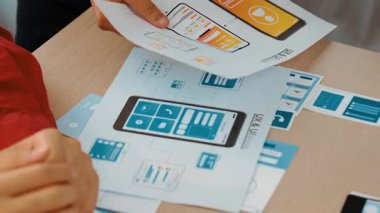 Mobil uygulama ya da web sitesi için kullanıcı arayüzü prototipi planlayan şirket çalışanlarının panorama videosu. UX UI tasarım beyin fırtınası kullanıcı dostu arayüz planı tasarlıyor. Sinerjik