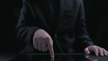 İş adamı siber güvenliğin özünü keşfeder. Siber koruma yöntemlerini, tehditleri derinlemesine araştır ve siber güvenlik duruşunu güçlendir. Siber güvenlik çağında UUID 'de gezinmek için gerekli