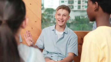 Grup terapisi sırasında çekici bir çocuk tecrübesini paylaşıyor. Etrafı çok kültürlü arkadaşlarla çevriliyken lise öğrencisi iyileşme sürecinden bahsediyor. Öğretim