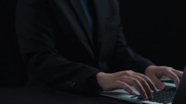 Bir girişimci dijital çağda yenilik ve büyümeyi simgeleyen parlak bir roket taşıyor. Laptop, stratejik başarıyı simgeleyen hayati veri analizlerini gösteriyor. Dörtgen