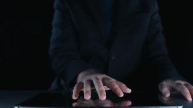 Bir işletme profesyoneli, kaliteyi ve memnuniyeti simgeleyen parlak bir rozeti, yenilik ve ticarette başarıyı simgeleyen parlak bir tablet ekranın üzerinde sergiliyor. Dörtgen