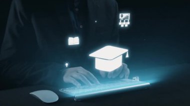 Eğitim ve teknoloji arasındaki entegrasyonun yaratıcı bir temsili, öğrenmeyi ve ilerlemeyi sembolize eden yüzen dijital simgelerle birlikte bir klavyeye yazı yazan eller. Dörtgen