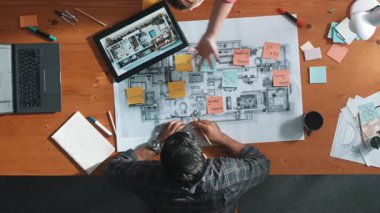 Tasarım toplantıya katılırken inşaat mühendisinin proje planının yukarıdan aşağı görüntüsü. Profosyonel yönetici, bina inşaatı tasarımı için planlama yaparken birlikte çalışıyor. Sempozyum.