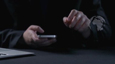 Kullanıcı simgeleri ve bir dünya haritasının yer aldığı küresel dijital bağlantıların görsel olarak çarpıcı bir temsili, akıllı telefon ve dizüstü bilgisayarla etkileşim halindedir. Dörtgen