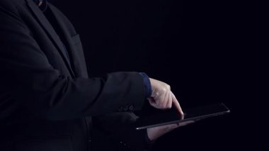 İş adamı, QC ve QA standartlarının karşılandığından emin olmak için katı kalite güvencesi protokolleri uyguluyor. Kalite güvencesi ile sertifikalı ürün mükemmelliğine ulaşmak. Kullanıcı Kimliği