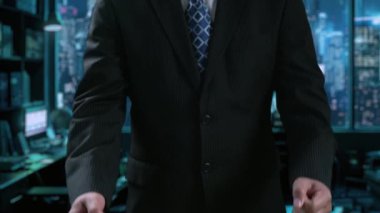 İş adamı, stratejik kararlar için değerli verileri çıkartarak arama motoru araştırması yapıyor. Kapsamlı araştırma ve SEO veri analizi için arama motorları kullanılıyor. Kullanıcı Kimliği