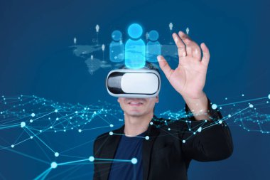 İş adamı ağ kurar, değerli bağlantılar kurar. Profesyonel ağı ve fırsatları genişletmek için etkili insanlar ağ stratejileri geliştiriyor.