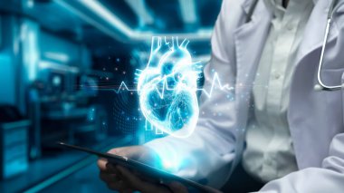 Kalp hologramıyla tableti tutan tıbbi çalışanın yakınına. Hasta semptomlarını analiz etmek için uzman doktor kontrolü ve insan kalp anatomisi ya da genetik materyal. Teknoloji yeniliği. İyileştirici.
