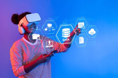 Teknolojinin geleceğiyle sanal gerçeklik yoluyla bağlantı kurmak, veri depolama ve modern iş akışlarında gelişmiş kullanıcı etkileşimi için bulut hesaplama araçları göstermek. XDMCP