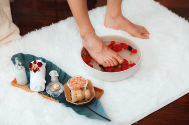 Adam lüks kaplıcalarda mutlu ayak masajına devam ederken, masör de hafif gün ışığı atmosferinde refleksoloji terapisi ya da otel ayak spa 'sında. Sessiz.