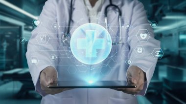 Laboratuvara tıbbi haç hologramıyla tablet gönderen profesyonel doktorları kapatın. Pratisyen hekim teknolojik yenilikleri kullanarak tıbbi ikonu kontrol edip teftiş ediyor. İyileştirici.