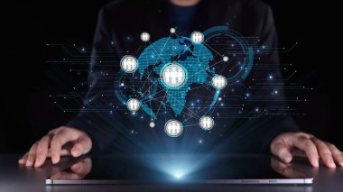 Bir işadamı, modern teknoloji ve işbirliğini vurgulayarak küresel bağlantıyı gösteren dijital bir arayüzle etkileşime girer. Dörtgen