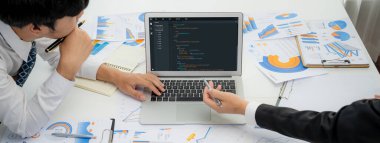 Uygulama ve program kodlaması için bilgisayar ekranında yazılım geliştirme programlama