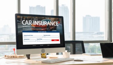 Araba sigortası internet sitesi, arabanızın hasarının rahat olduğundan emin olmak için ekranda.