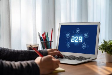 İş adamı B2B peyzajında geziniyor, iş-iş bağlantılarını geliştirmek için kullanım teknolojisi kullanıyor. B2B etkileşimini yeniden şekillendiren keşifler, iş-iş stratejilerinde yenilikleri yönlendiren araçlar. canlı