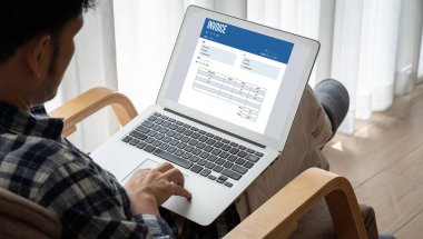 Muhasebe uygulamasından gelen fatura bilgisayar ekranında. Şirket işlerinin finans ve bütçesi için bilgisayar programı. Rahatça..