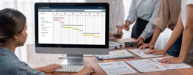 Ekip projesinin zaman çizelgesini gösteren bilgisayar ekranında canlı iş projesi yönetimi için proje planlama yazılımı