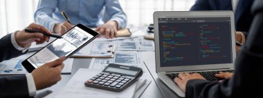 İş zekası ve veri analizi kavramı. Analizci ekibi laptop ekranında finansal veri analizi üzerinde çalışıyor. Etkili iş stratejik planlama için pazarlama göstergesi olarak. İçgörü