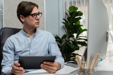 IT geliştiricisi, tablet üzerindeki yazılım geliştirme bilgisini pc ve laptop ekranıyla karşılaştırarak güncelleme sürüm genel sisteminde yeni bir kod programıyla nokta nokta seçiyor. Bireysel.