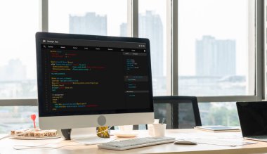 Model uygulama ve program kodlaması için bilgisayar ekranında yazılım geliştirme programlama
