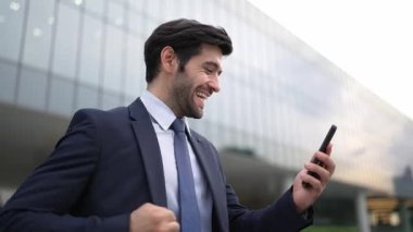 Başarılı bir iş adamı ayakta durarak satışların artmasını kutluyor. Mutlu proje yöneticisi ya da lider başarılı bir projeyle gurur duyuyor, terfi alıyor, telefon tutarken iş buluyor. Sevinçli..