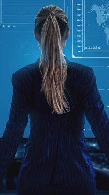 İş zekası teknolojisi ve büyük veri analitik karışık medya, karar verme için stratejik yatırım tavsiyelerini analiz etmek için bilgisayar yazılımı kullanarak gelecekle ilgili bilgi raporu kavramını gösteriyor .