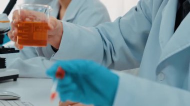 Bilimsel uzmanlığa, laboratuvar ekipmanlarına ve yenilikçi tıbbi biyoteknoloji yazılımına sahip laboratuvar sağlık araştırma ekibi yeni ilaçlar araştırıyor, tedavi geliştiriyor. Ağır çekim. Katı.