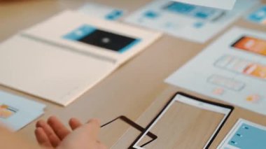 Mobil uygulama ya da web sitesi için kullanıcı arayüzü prototipi planlayan şirket çalışanlarının panorama videosu. UX UI tasarım beyin fırtınası kullanıcı dostu arayüz planı tasarlıyor. Sinerjik