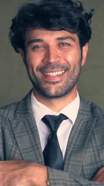 Orta yaşlı bir adam kameraya bakıp gülümsüyor. Stüdyoda akıllı bir işadamı konsepti.