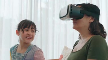 Torun dizüstü bilgisayarı kontrol ediyor. Büyükannem VR ile metaevrene dalıyor. Teknoloji aktivitelerine adapte olan son sınıf öğrencisi yeni nesil çocuklarla iletişim kuruyor. Nesiller arası uçurum aile bağlarını güçlendiriyor. Uyumsuzluk.