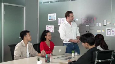 Bir grup profesyonel iş adamı Ux ve Ui tasarımı hakkında konuşuyor. İşbirlikçi çeşitli iş adamları pazarlama planı hakkında beyin fırtınası yapıyor. Birlikte çalışan iş adamları. Yönlendirici.