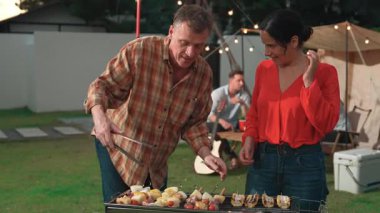 Aile hep birlikte bahçede kamp kurar, yaşlı bir çift barbekü yapar, yemek yer. Son sınıflar kamp faaliyetlerini kullanırlar, doğayla iç içe olurlar ve aile bağları arasındaki farkı yeniden bağlarlar. Uyumsuzluk.