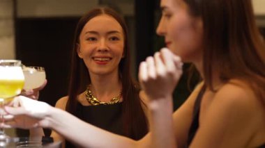 Lüks tezgah barında votka kokteyli içen güzel bir kadının tadını çıkarın. Arkadaşlarla kadeh kaldırın. Gece hayatı lüksünün özünü yakalayın. Vinosity.