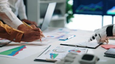 Yapay zeka ile güçlendirilmiş görüşlerin finansal tahminleri iyileştirmeye ve kurumsal planlamayı geliştirmeye yardımcı olduğu modern bir işyeri. Noogenesis Yapay Zeka